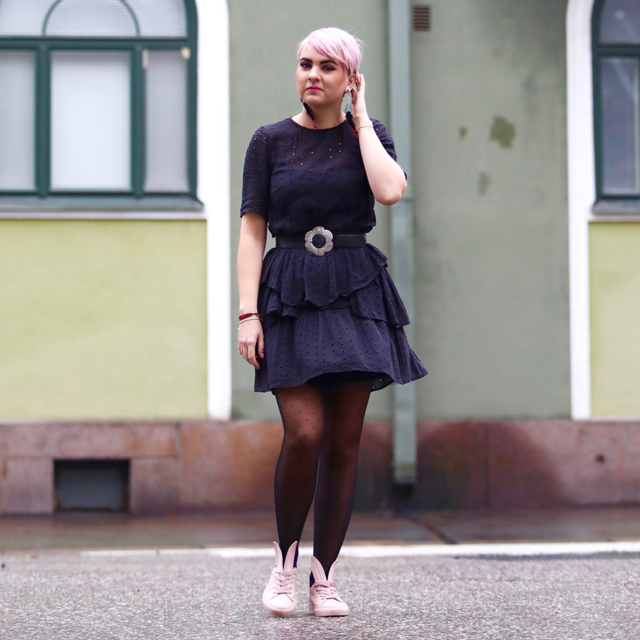 Kampaaja Katja Varis Museokadulla nojaa seinään