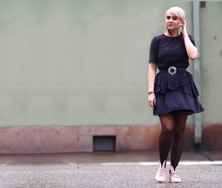 Kampaaja Katja Varis Museokadulla nojaa seinään