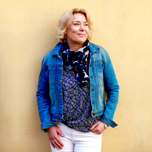 Kampaaja Mervi Ylenius Museokadulla nojaa seinään