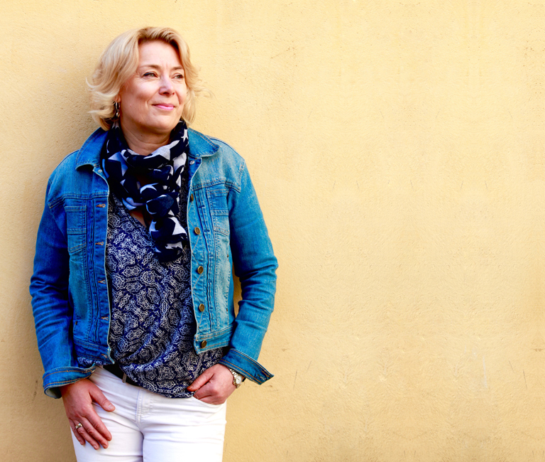 Kampaaja Mervi Ylenius Museokadulla nojaa seinään