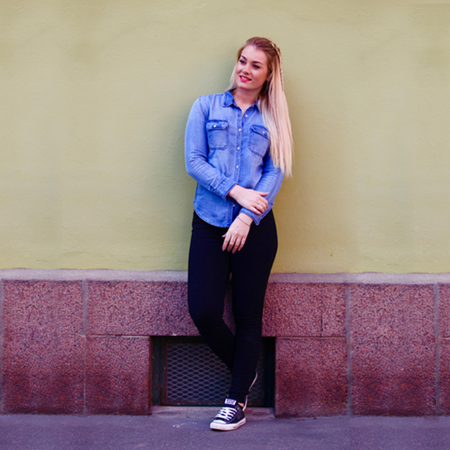 Kampaaja Milla Ylenius Museokadulla nojaa seinään