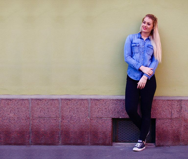 Kampaaja Milla Ylenius Museokadulla nojaa seinään