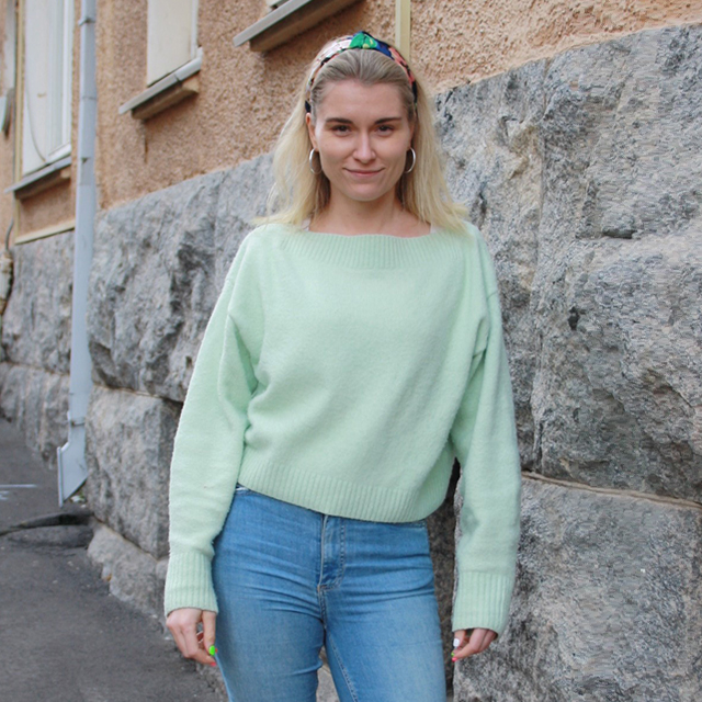 Kampaaja Johanna Museokadulla nojaa seinään